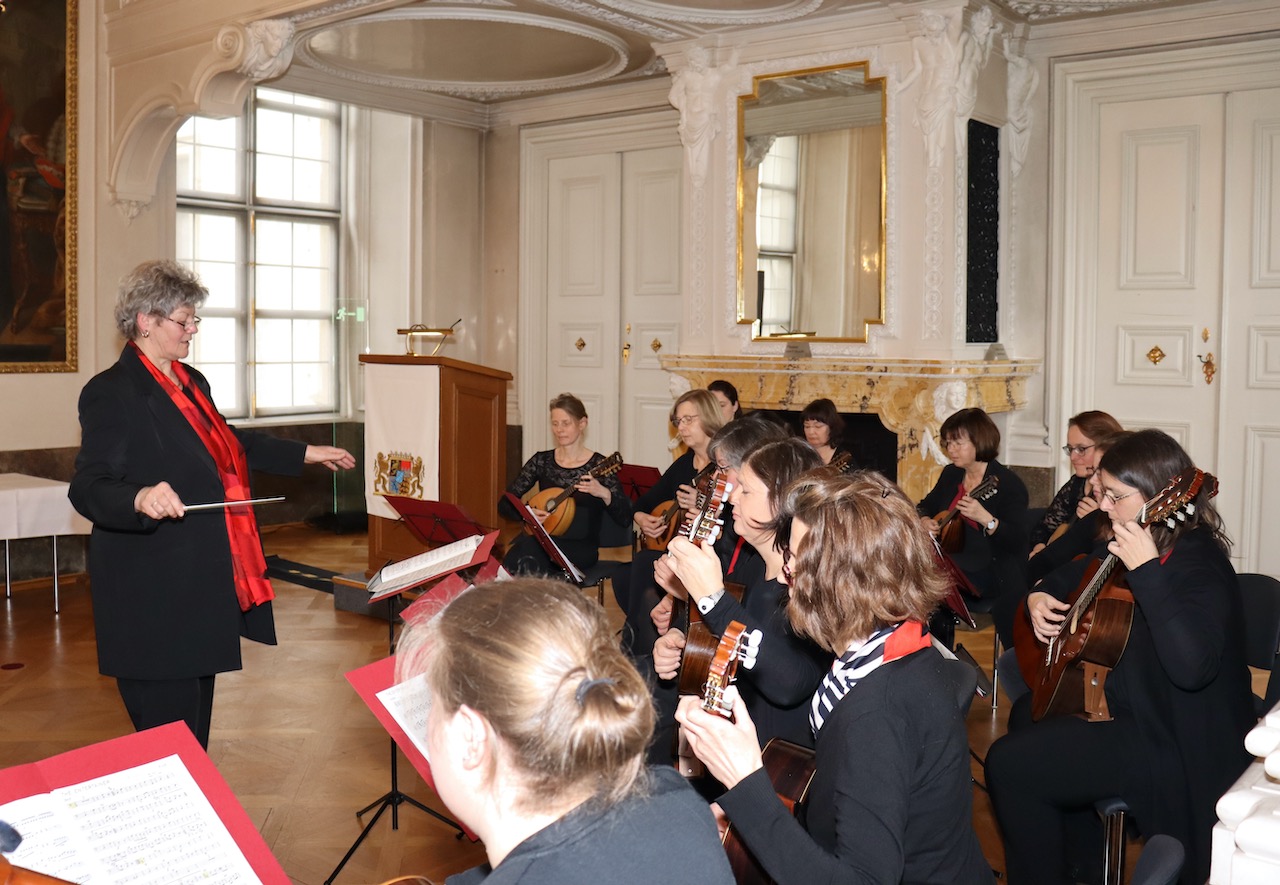 Das Zupf-Ensemble Lohr unter der Leitung von Petra Breitenbach in Aktion während des Festaktes (Foto: Johannes Hardenacke, Presse Regierung von Unterfranken)