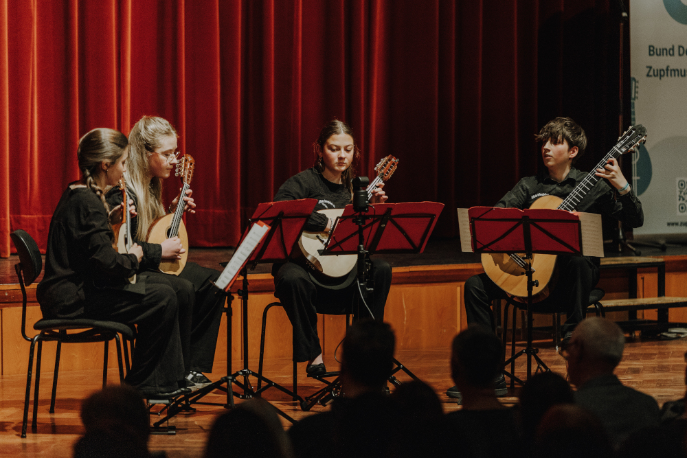 Das Zupfquartett Louisa Lorson, Elisa Zell, Marie Neumeyer, Mattis Rupp beim Eurofestifal Bruchsal 2026 (Copyright Juana Keinemann/Stefan Kurzke für BDZ)