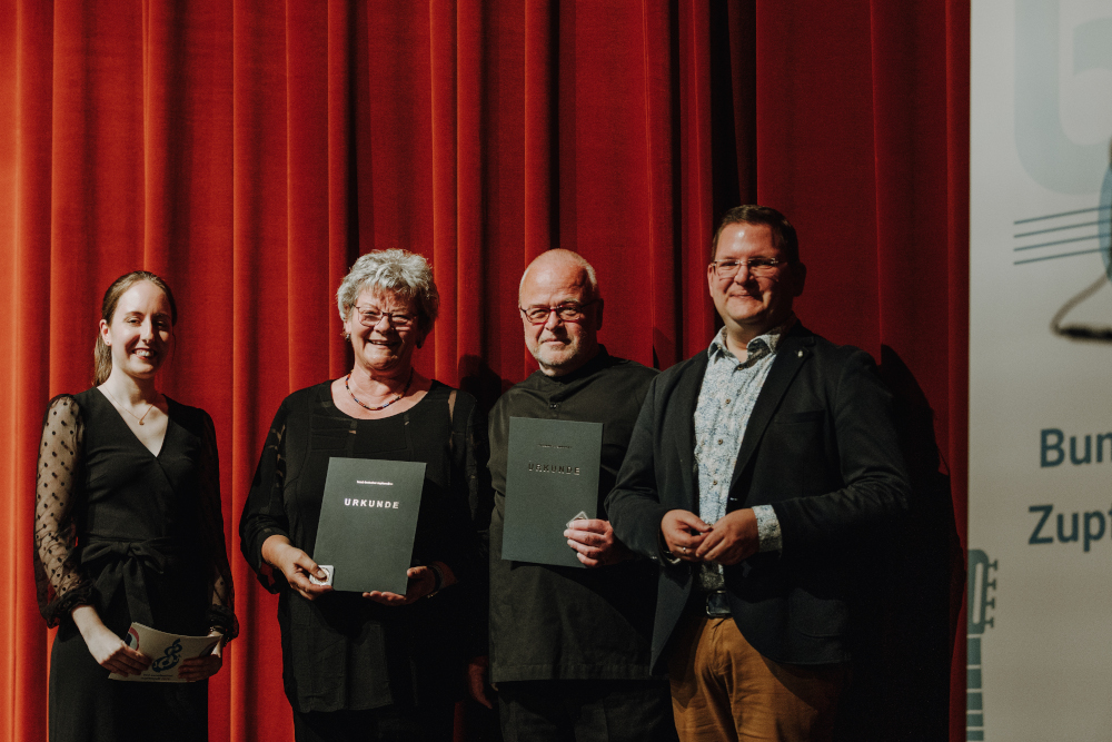  Petra Breitenbach und Oliver Kälberer erhalten die Verdienstmedaille des BDZ in Gold. (Copyright Juana Keinemann/Stefan Kurzke für BDZ)