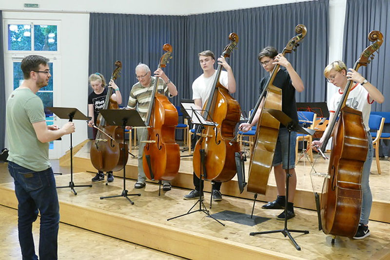 Teilnehmer des Schnupperkurses Kontrabass präsentieren sich mit Mahlers 1. Sinfonie